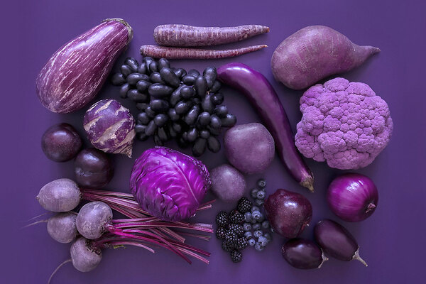 Antioxidantes presentes em frutas roxas; protegem o sistema cardiovascular, combatem radicais livres e auxiliam na saúde cerebral.